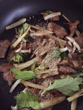 セロリと豚肉味噌炒め