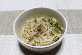 もやしとキュウリのシソ梅和え