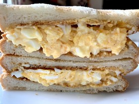 休日の朝に食べて!リッチな卵サンド