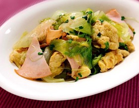 レタスとスプラウトのシンプル炒め♪