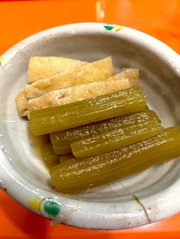 フキとお揚げの煮物の写真
