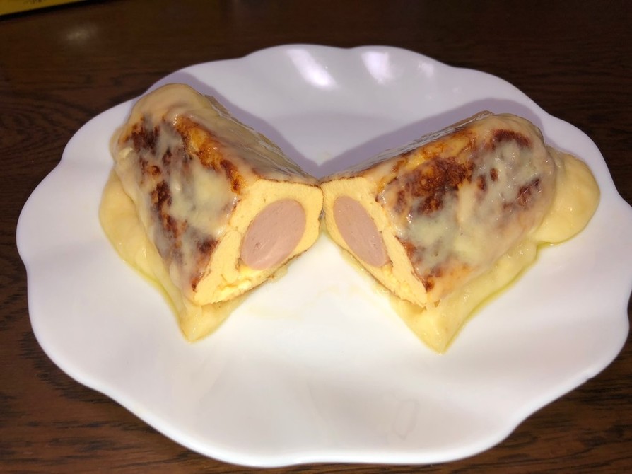 チーズで巻いてソーセージが入った卵焼きの画像
