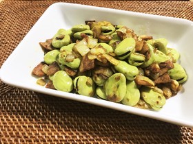 そら豆とベーコンのカレー粉炒め