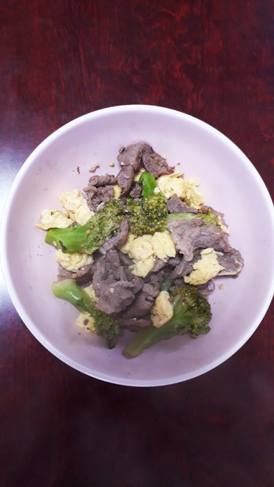 牛肉とブロッコリーの卵炒めの写真