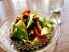 しめじ・パプリカ・りんごのマリネ風サラダ