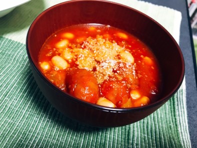 大豆たっぷり！食べるトマトスープの写真