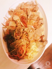 鳥皮きんぴらゴボウ焼きそばカレー味の写真