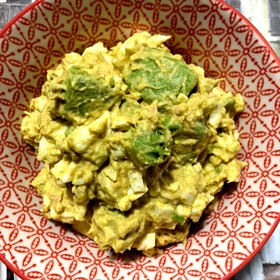 ゆで卵と色々サラダカレー風味