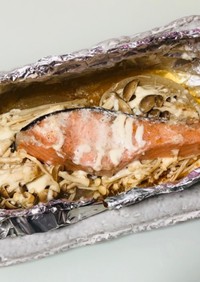 マヨバタぽん酢で鮭ときのこのホイル焼き