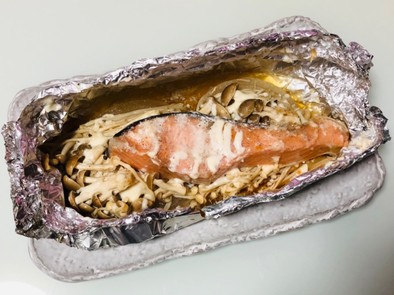 マヨバタぽん酢で鮭ときのこのホイル焼きの写真