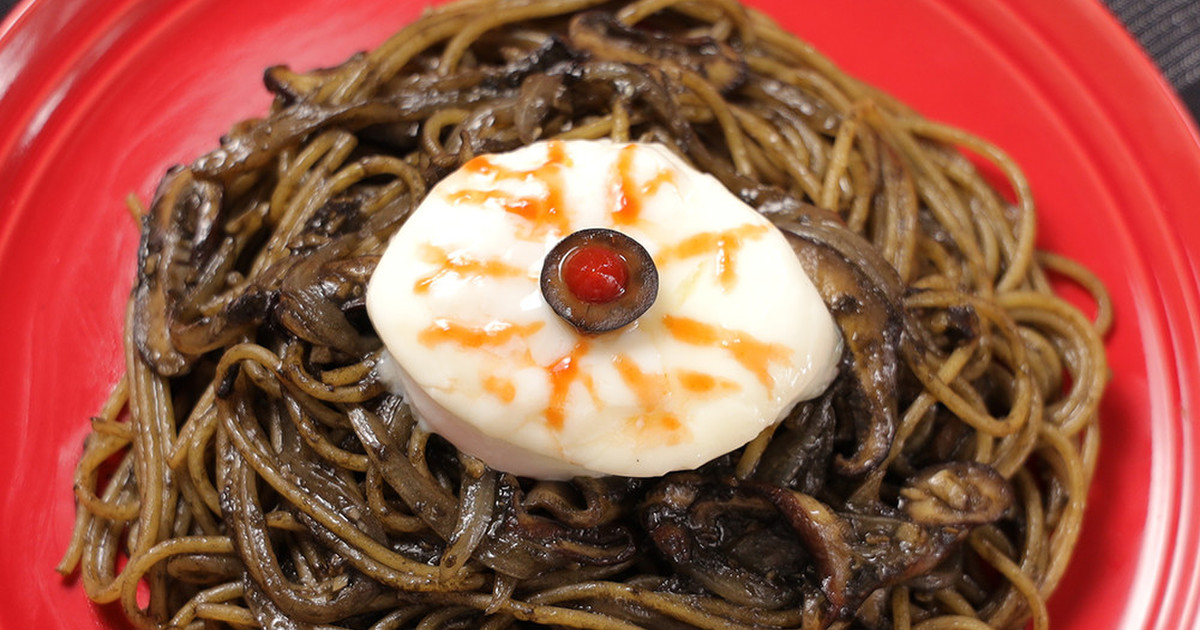 ハロウィンに☆目玉のせ黒いソースのパスタ by dグルメ 【クックパッド】 簡単おいしいみんなのレシピが319万品 ハロウィンに... 