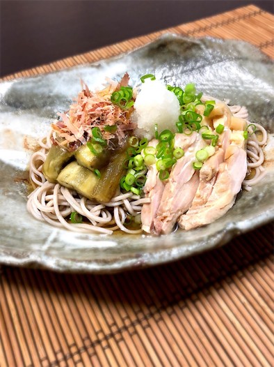 蒸し鶏と焼きナスの冷たい蕎麦の写真