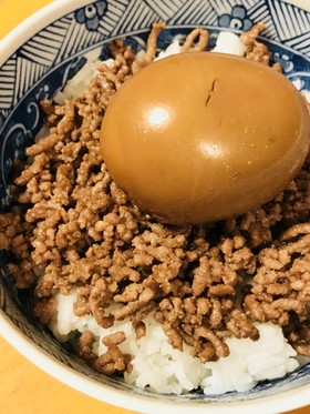 合い挽きそぼろとゆで玉子の丼