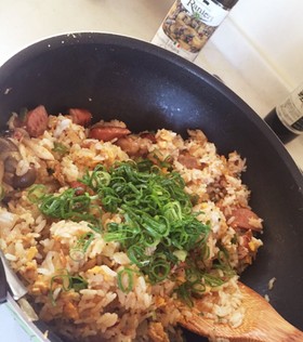 簡単★ニンニク豚肉ネギウインナーの炒飯!