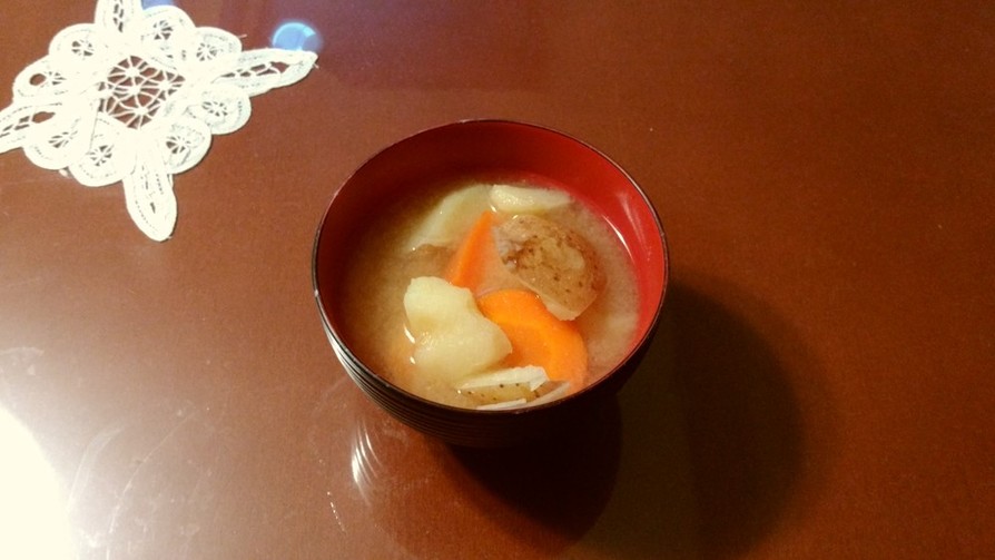 ジャガイモとニンジンの味噌汁の画像