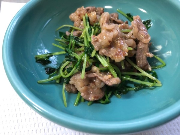 牛肉と豆苗の粒マスタード炒め