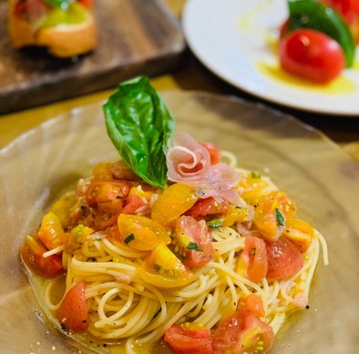 ぜいたくなトマトと生ハムのカッペリーニの写真