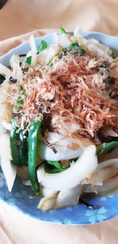 新玉ねぎとピーマンのおかか昆布炒め