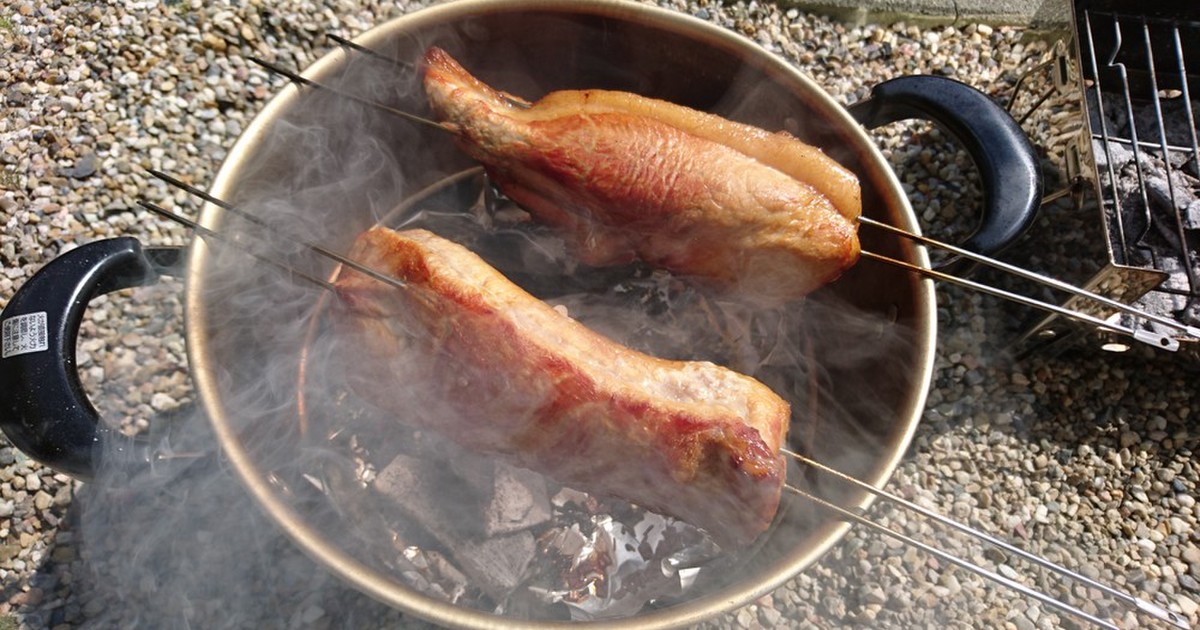 燻製 ねこ ペール缶で 燻製器 作りに挑戦 スモークで飴色になったチーズやベーコンを前に なんたる贅沢 沼へようこそ の声