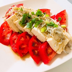 夏にぴったり♬豆腐、トマトじゃこのサラダ