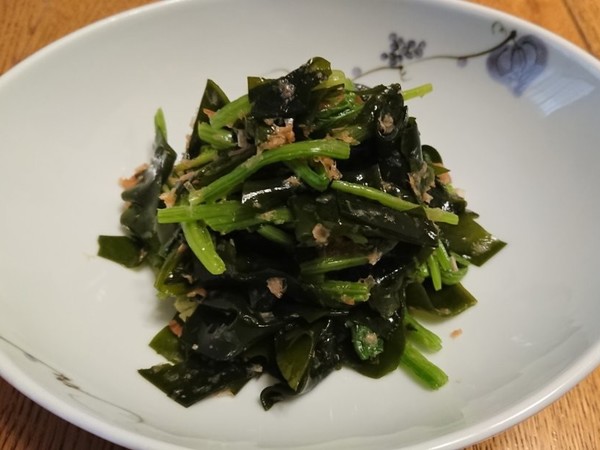 ほうれん草の茎とわかめの梅干しあえ
