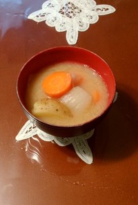 ジャガイモと玉葱と人参の味噌汁