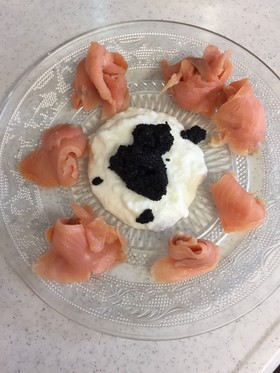 スモークサーモンのキャビアのせ