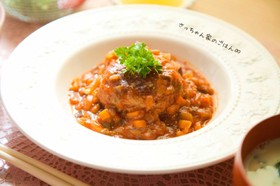 完熟トマトと夏野菜の⁂煮込みハンバーグ