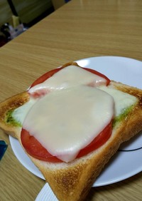 ジェノベーゼトマトースト