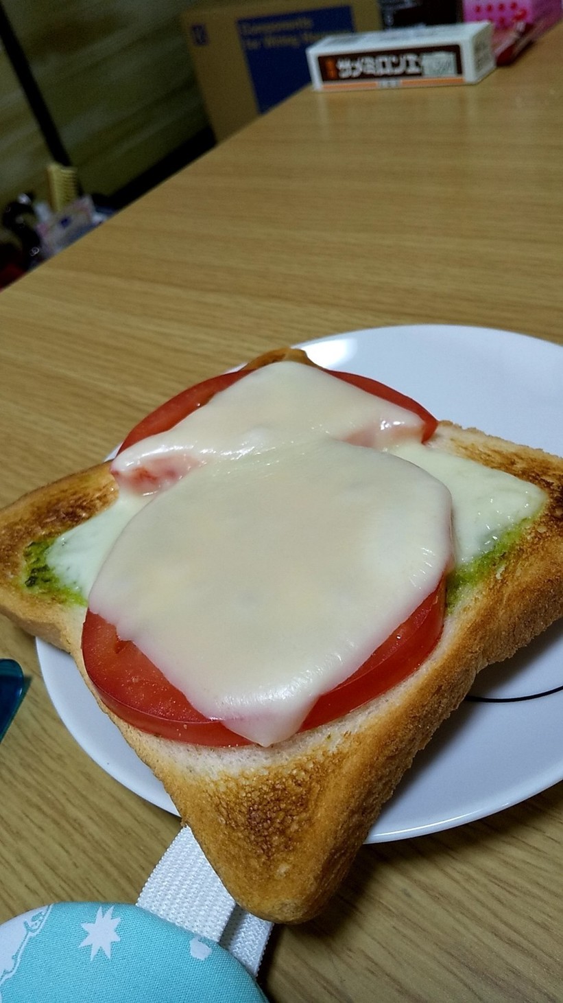 ジェノベーゼトマトーストの画像