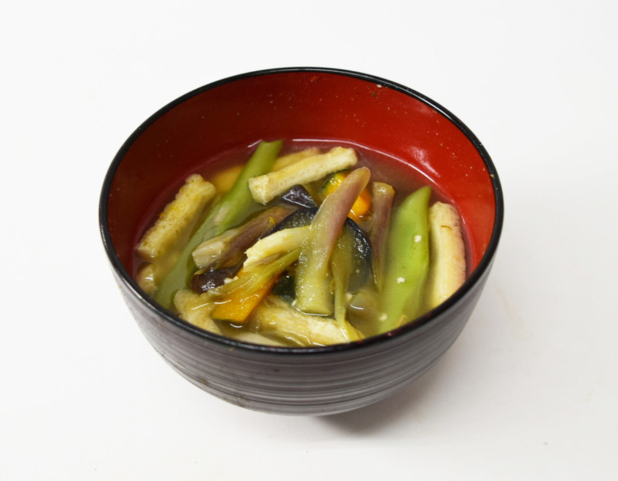 野菜たっぷり味噌汁の画像