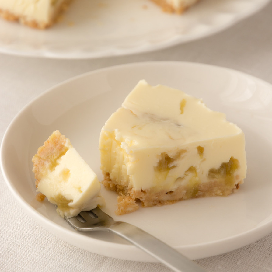 ホワイトチョコレートチーズケーキ ルバーブのコンポート添え レシピ