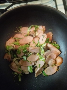 魚肉ソーセージニンニク炒め