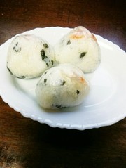 明太子ととろけるチーズスライスのおにぎりの写真