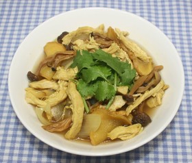 乾燥しめじと鶏肉でエスニックカレースープ