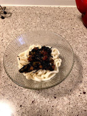 ひじきと鶏のピリ辛そぼろうどん