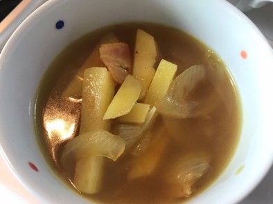 新玉ねぎとジャガイモのカレースープの写真