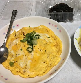 いわし缶混ぜご飯で和風オムライス