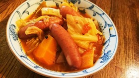 キャベツとソーセージのトマト鍋