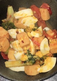 高野豆腐とゆで卵と緑黄色野菜のサブジ