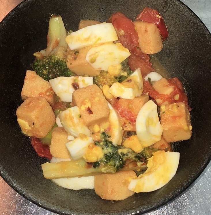 高野豆腐とゆで卵と緑黄色野菜のサブジの画像