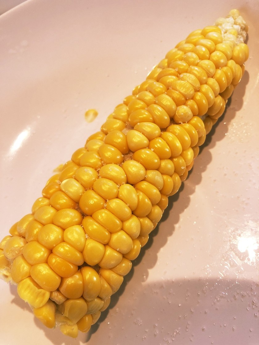 殻付きトウモロコシを電子レンジで加熱するレシピ