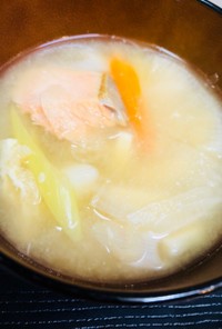 野菜たっぷり☆塩麹入り石狩鍋風味噌汁
