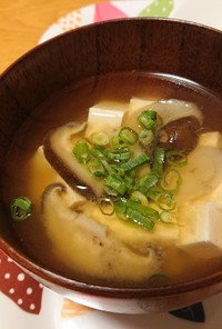 ごぼうとしいたけと豆腐の味噌汁