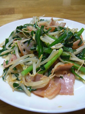 にらもやしとベーコンのにんにくマヨ炒め