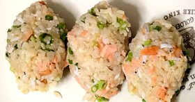 シャケとしらすと小ネギをおにぎり