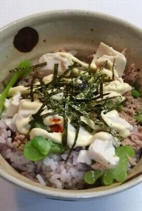 ツナブロッコリー豆腐のラー油マヨ丼