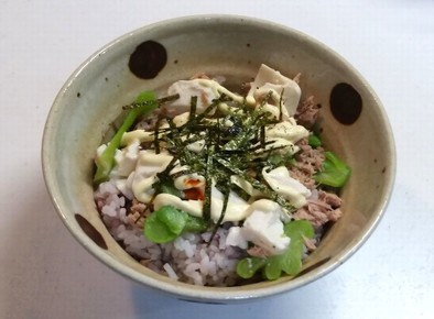ツナブロッコリー豆腐のラー油マヨ丼の写真
