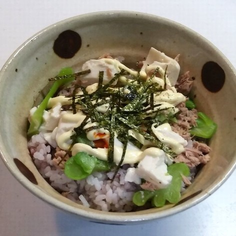 ツナブロッコリー豆腐のラー油マヨ丼