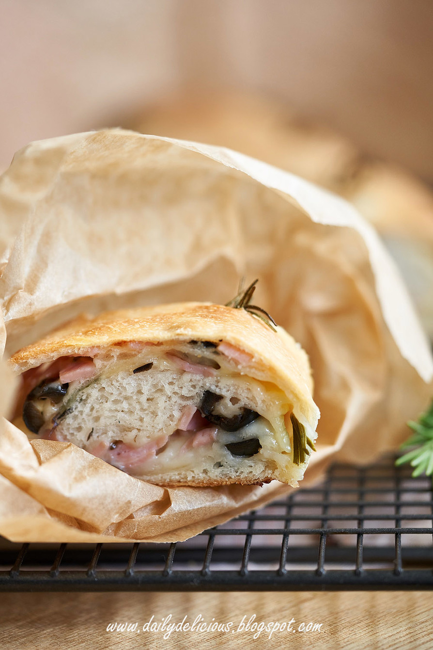 ハムとトマトのストロンボリ料理のレシピ